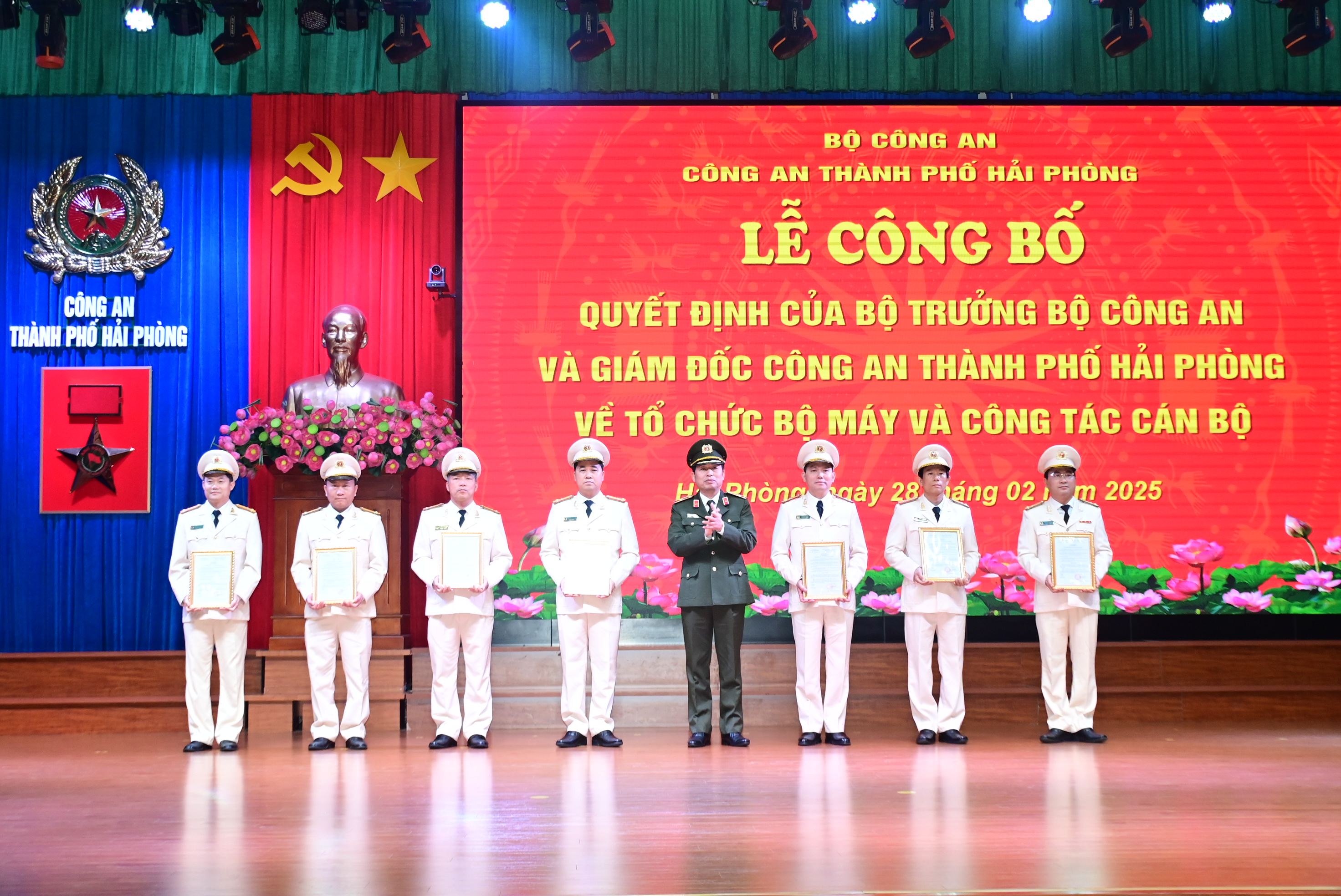 Công bố các quyết định của Bộ Trưởng Bộ Công an và Giám đốc CATP về tổ chức bộ máy và công tác cán bộ